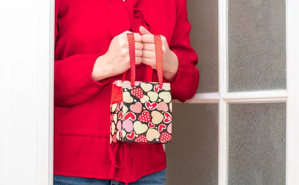 Γυναικεία Χέρια Κρατώντας Τσάντα Για Ψώνια Κόκκινες Καρδιές Του Αγίου — Φωτογραφία Αρχείου