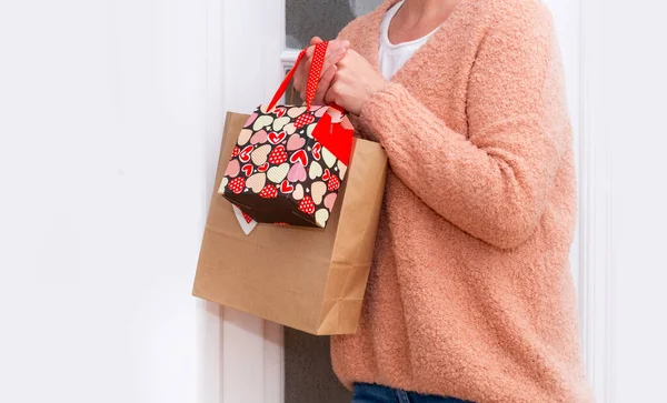 Les Mains Femme Tenant Des Sacs Provisions Avec Des Coeurs — Photo