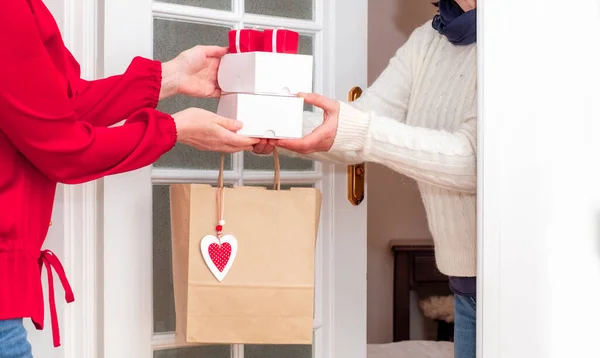 발렌타인 데이의 하트와 상자들로 쇼핑백을 운반하는 여성의 — 스톡 사진