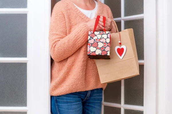 Γυναικεία Χέρια Κρατώντας Τσάντες Για Ψώνια Κόκκινες Καρδιές Του Αγίου — Φωτογραφία Αρχείου