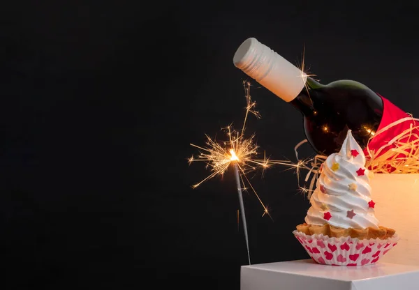 Sparkler Wijnfles Meringue Cake Zwarte Achtergrond Voor Valentijnsdag — Stockfoto