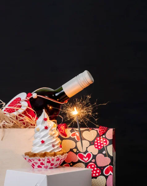 Sparkler Μπουκάλι Κρασί Τσάντα Για Ψώνια Καρδιές Και Κέικ Μαρέγκας — Φωτογραφία Αρχείου