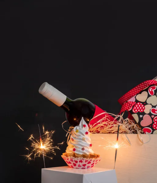 Sparkler Wijnfles Boodschappentas Met Hartjes Meringue Cake Zwarte Achtergrond Voor — Stockfoto