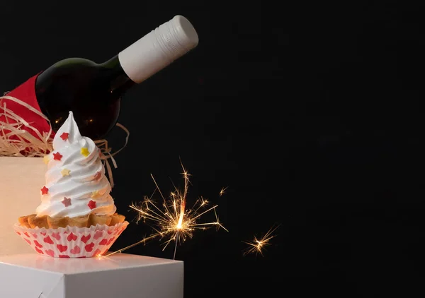 Sparkler Wijnfles Boodschappentas Met Hartjes Meringue Cake Zwarte Achtergrond Voor — Stockfoto