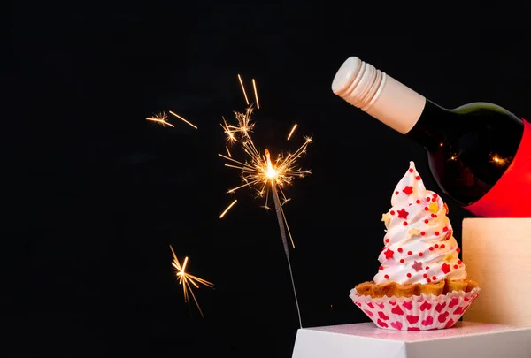 Sparkler Wijnfles Meringue Cake Zwarte Achtergrond Voor Valentijnsdag — Stockfoto