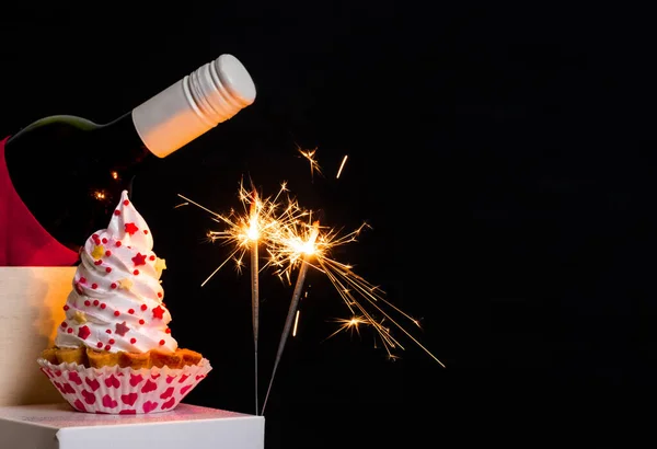 Sparkler Wijnfles Meringue Cake Zwarte Achtergrond Voor Valentijnsdag — Stockfoto