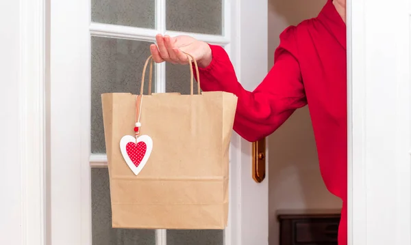 Manos Mujer Sosteniendo Bolsa Compras Con Corazones Rojos Del Día —  Fotos de Stock