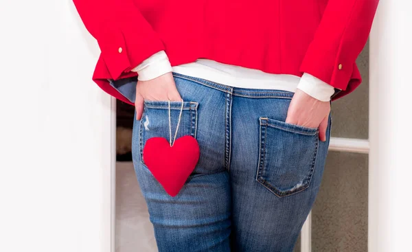 Mãos Mulher Nos Bolsos Traseiros Jeans Com Vermelho Grande Coração — Fotografia de Stock