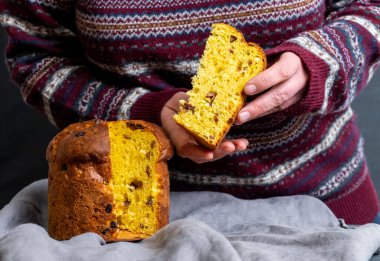 Paskalya panetonu tutan kadın İtalyan parçası.