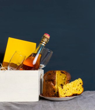 Paskalya Panetonu İtalyan şampanyası ve mavi arka planda iki bardak.