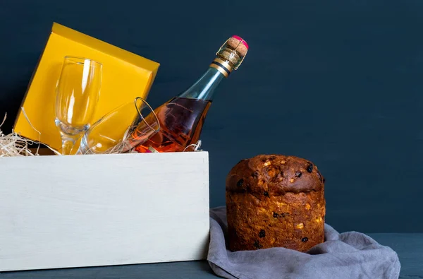 Páscoa Panetone Italiano Com Garrafa Champanhe Dois Copos Fundo Azul — Fotografia de Stock