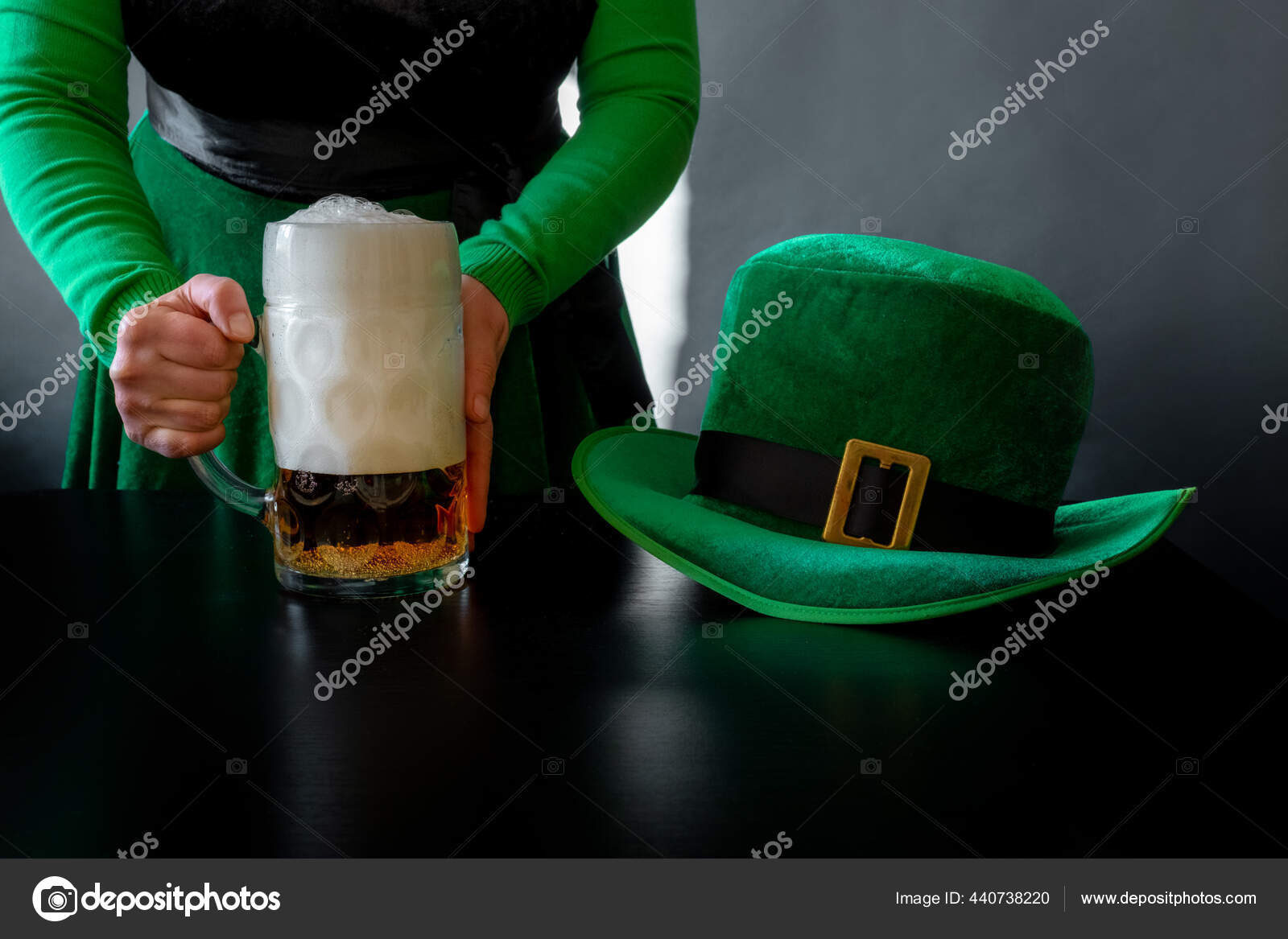 黒の背景にレプションの聖パトリックの日の帽子の近くのビールの女性の手を保持ガラス ストック写真 C Natty