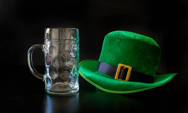 Siyah Arka Planda Aziz Patrick Günü Şapkası Bir Bardak Bira — Stok fotoğraf