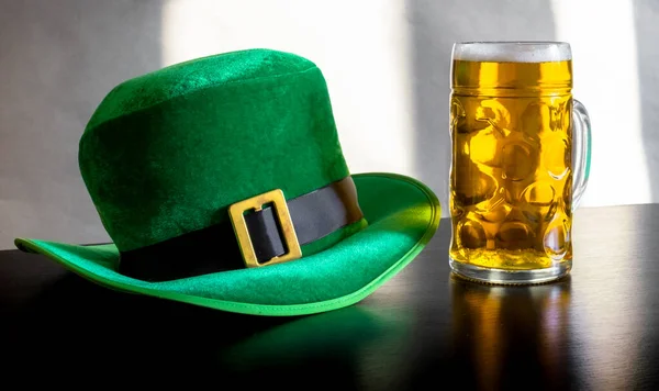 Cappello Giorno San Patrizio Folletto Bicchiere Birra Sullo Sfondo Grigio — Foto Stock