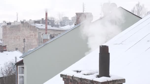 屋顶上的烟囱冒出的浓烟在城市的背景下 — 图库视频影像