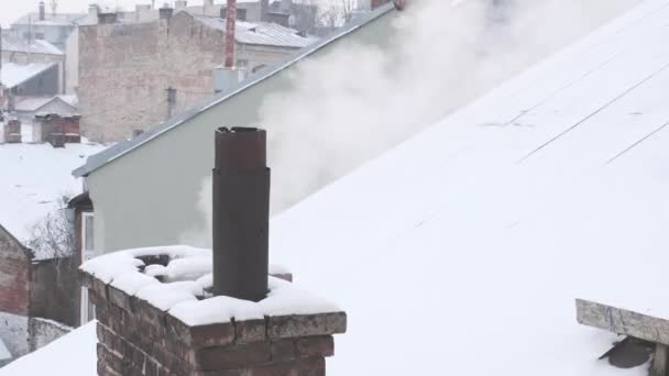 煙突から煙の蒸気が街の背景に屋根の上に — ストック動画