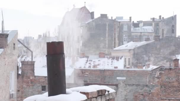 Vapor Fumaça Chaminé Telhado Contra Fundo Cidade — Vídeo de Stock