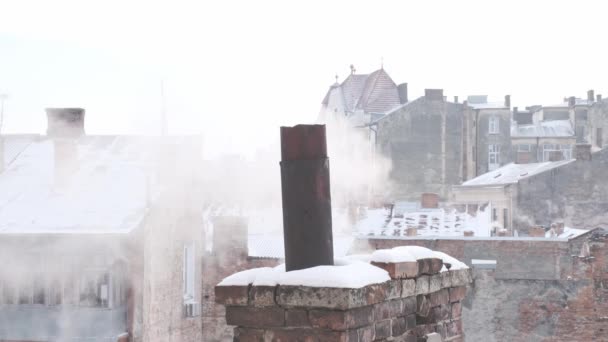 Ατμός Καπνού Από Την Καμινάδα Στην Οροφή Φόντο Την Πόλη — Αρχείο Βίντεο