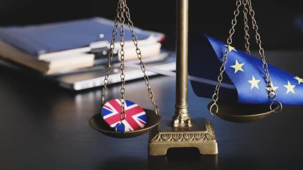 ブレグジット 欧州連合 の旗ジャケットのアイコンに英国の旗がスケールで一緒に — ストック動画