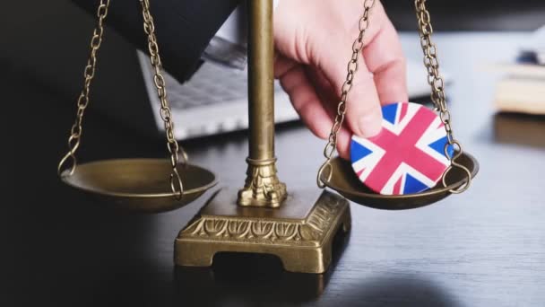 Anwalt Bringt Flagge Und Großbritannien Flagge Auf Die Waage — Stockvideo