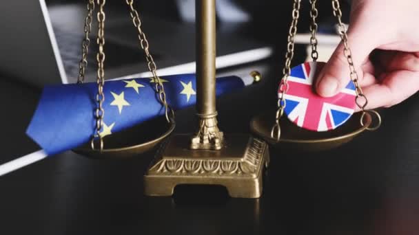 Юрист Надевает Весы Флаг Европейского Союза Флаг Великобритании Пиджаке Вместе — стоковое видео