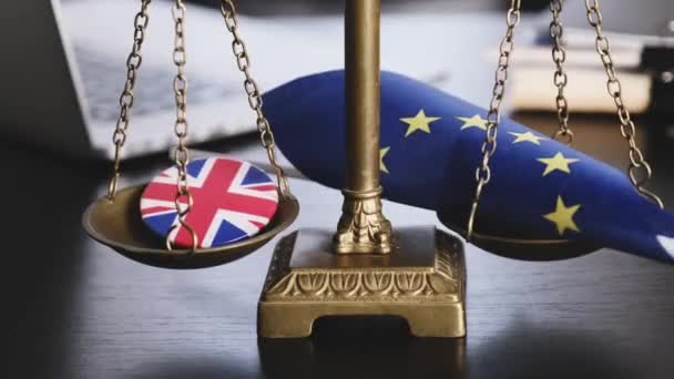 Брексит Флаг Европейского Союза Флагом Великобритании Пиджаке Икона Вместе Весах — стоковое видео