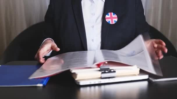 Юрист Служащий Офиса Госслужащий Рядом Своим Рабочим Местом Флагом Великобритании — стоковое видео