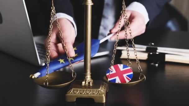 Юрист Надевает Весы Флаг Европейского Союза Флаг Великобритании Пиджаке Вместе — стоковое видео