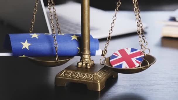Брексит Флаг Европейского Союза Флагом Великобритании Пиджаке Икона Вместе Весах — стоковое видео