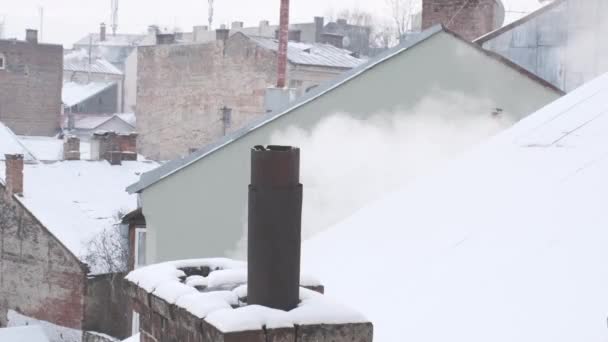 Gőzölgő Füst Kéményből Háztetőn Város Hátterével Szemben — Stock videók