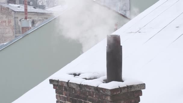 Vapor Humo Chimenea Tejado Contra Fondo Ciudad — Vídeos de Stock