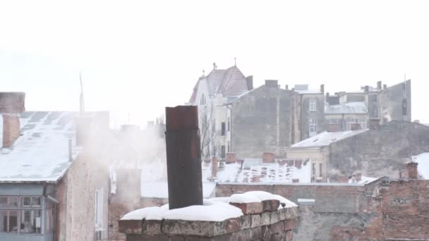 Rauchschwaden Aus Dem Schornstein Auf Dem Dach Vor Dem Hintergrund — Stockvideo