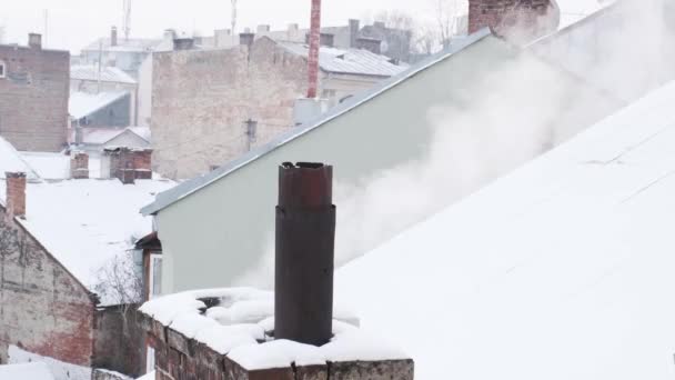 Rauchschwaden Aus Dem Schornstein Auf Dem Dach Vor Dem Hintergrund — Stockvideo