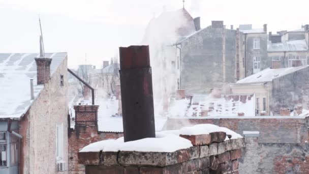 Vapeur Fumée Cheminée Sur Toit Dans Contexte Ville — Video