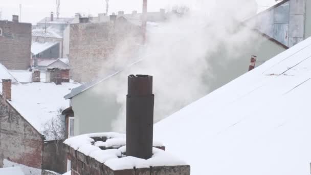 Vapeur Fumée Cheminée Sur Toit Dans Contexte Ville — Video