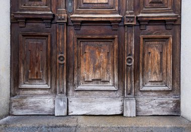 Eski Ahşap Tehlike Kapısı Kahverengi ve Sarı Renkler