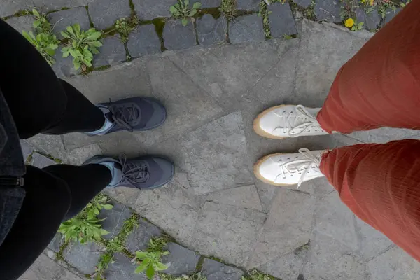 Erkek Kadın Çiftinin Üst Görüntüsü Yerde Beyaz Gri Spor Ayakkabılar — Stok fotoğraf