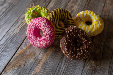 Ahşap zemin üzerinde farklı yuvarlak pastalar kümesi, üst görünüm