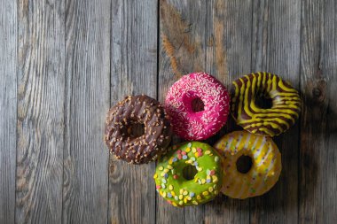 Ahşap zemin üzerinde farklı yuvarlak pastalar kümesi, üst görünüm