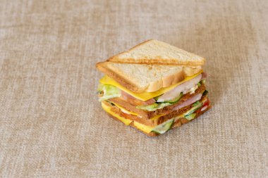 Peynirli, otlu, domatesli, salatalıklı ve pastırmalı taze sandviç..