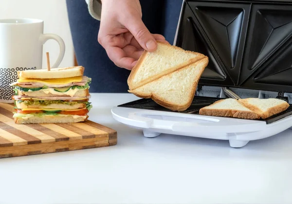 Рука Тримає Смажений Шматочок Хліба Тостера Біля Вареного Свіжого Бутерброду — стокове фото