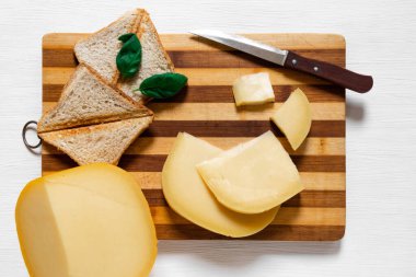 Hollanda peyniri Edam ve Hollanda 'dan gelen keçi peyniri..