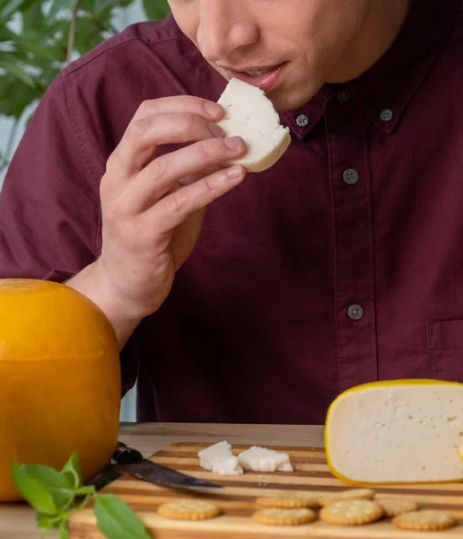 Человек Ест Тестирует Кусок Козьего Сыра Традиционную Пищу Нидерландах — стоковое фото