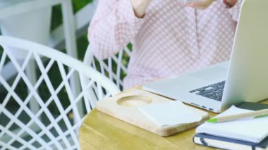 Glass Cup of Green Matcha gece kahvesi ya da Tea Freelancer ya da Blogger 'ın işyeri yakınında kalıyor. Menopoz Döneminde Sağlıklı Gıda kavramı.