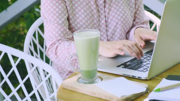 Glass Cup Green Matcha Late Coffee Tea Stay Workplace Freelancer — Stock Video