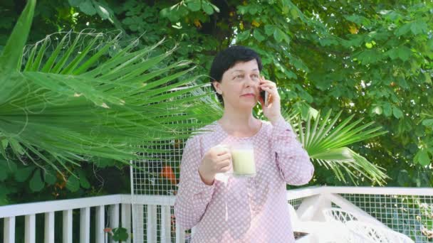 Mujer Mediana Edad Sostener Taza Vidrio Café Verde Matcha Latte — Vídeos de Stock