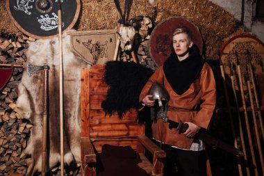 Viking, Vikinglerin arka planında poz veriyor..
