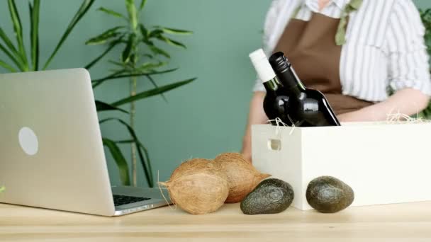 Entregar Delantal Marrón Pone Botellas Vino Blanco Caja Con Cocos — Vídeos de Stock