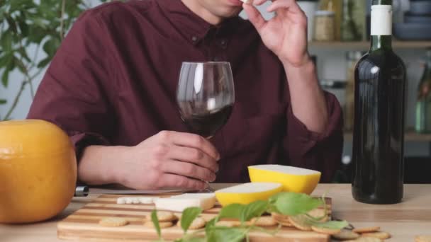 Mãos Homem Segurar Pedaço Queijo Holandês Vidro Com Vinho Tinto — Vídeo de Stock