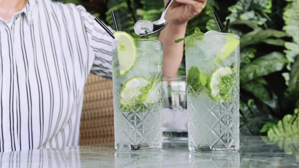 Hand Lägger Till Cocktails Gin Tonic Eller Mojito Med Gin — Stockfoto